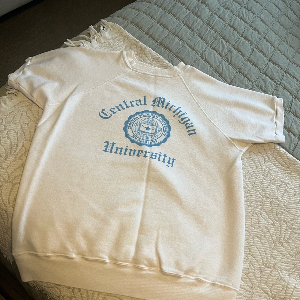 Vintage Central Michigan University White shortsleeved Sweatshirt